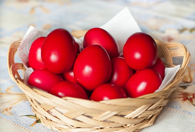 მე მაქვს 1 საიდუმლო, რომლითაც კვერცხები თანაბრად იღებება, ლამაზი წითელი და პრიალაა